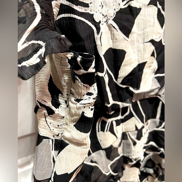 Arden B. black, white and gray flutter sleeve ruffle neck and bottom top. Size M - Picture 3 of 3